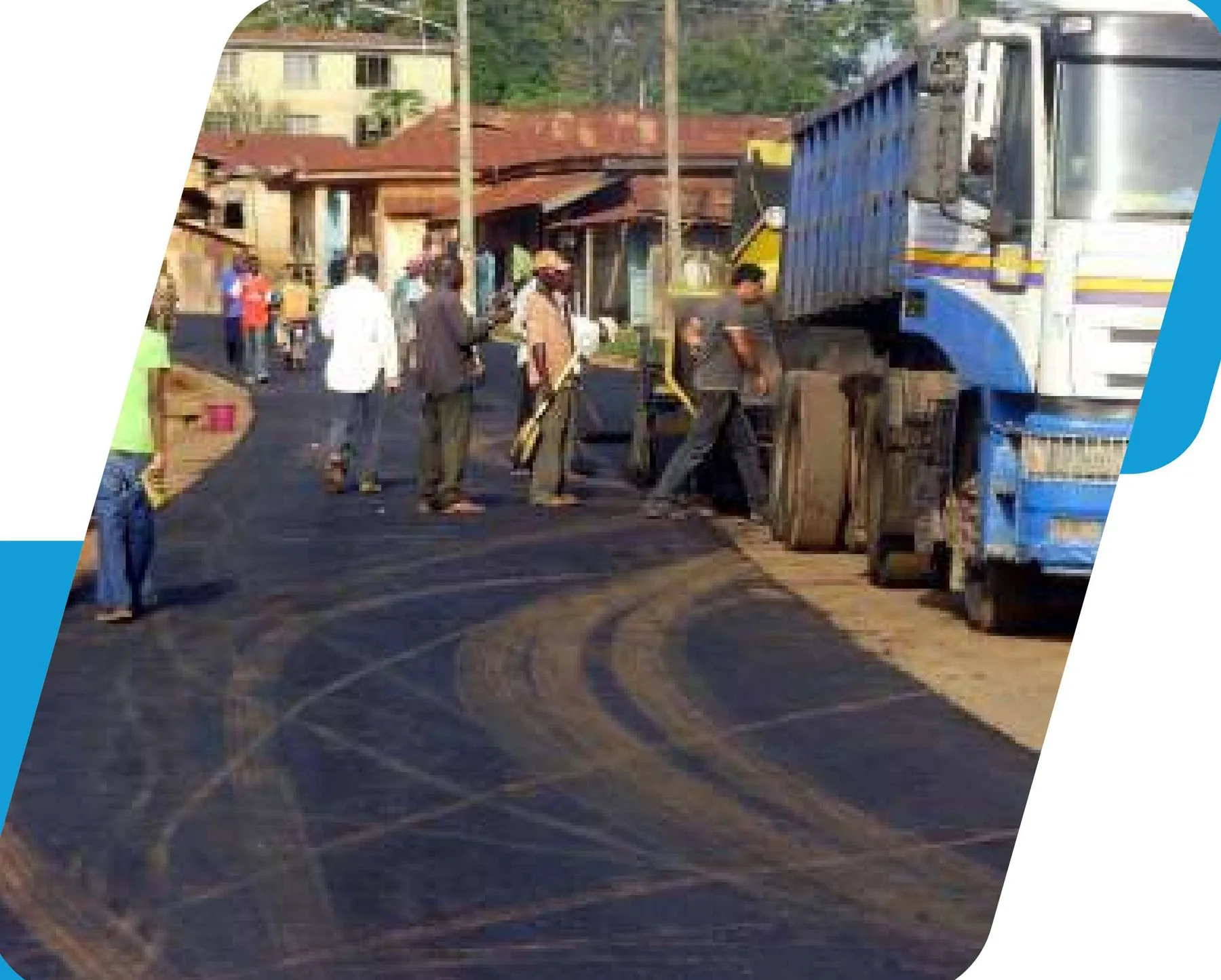 Équipe de pavage à l'asphalte au travail