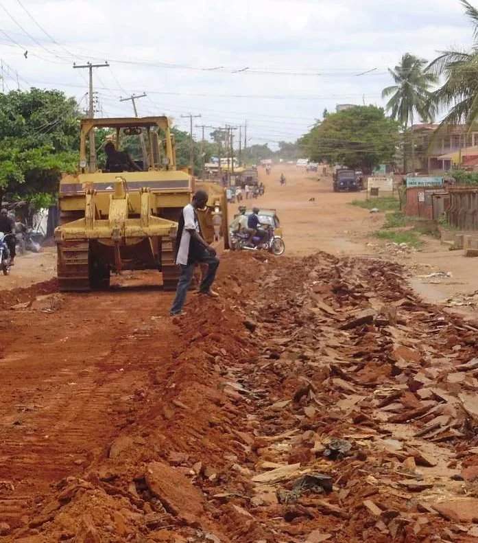 Bulldozer dégageant une route urbaine