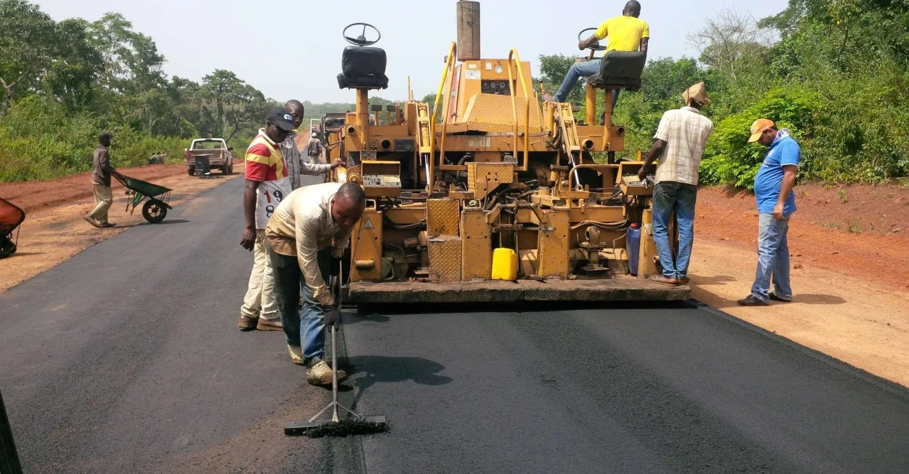 Finisseur d'asphalte sur une route rurale