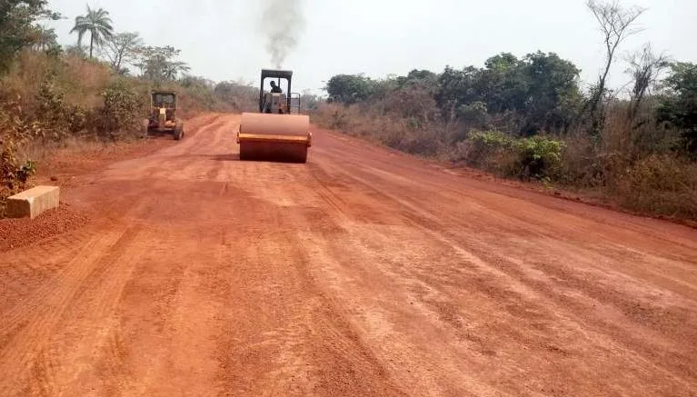 Rouleau compacteur sur une route rurale